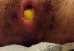 Novinho enfiando laranja no cu